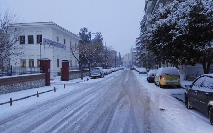 Σφοδρή χιονόπτωση στη Λάρισα – Διακόπηκαν τα δρομολόγια του ΚΤΕΛ