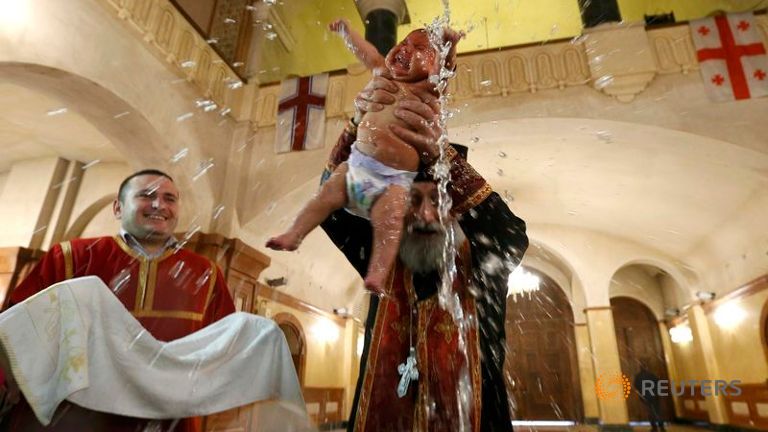 O Πατριάρχης Γεωργίας βάπτισε 780 μωρά σε μια μέρα (βίντεο)