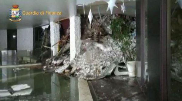 Βρέθηκαν 6 άνθρωποι ζωντανοί στο ξενοδοχείο Rigopiano