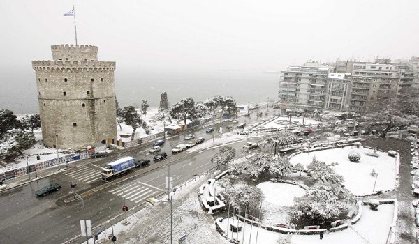 Στο έλεος του χιονιά η Θεσσαλονίκη