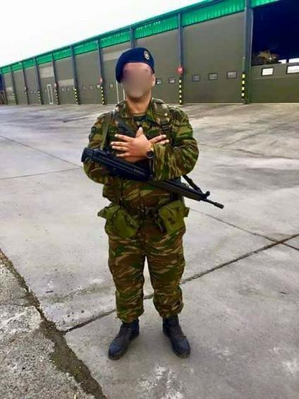 Νέα φωτογραφία με στρατιώτη που σχηματίζει τον αλβανικό αετό