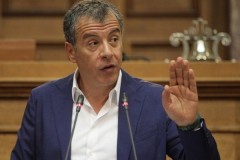 Θεοδωράκης: Το να μείνουμε μόνοι με τον Σόιμπλε δεν θα οφελήσει τη χώρα