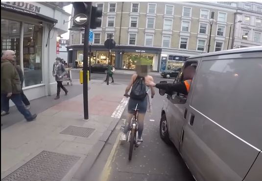 Η εκδίκηση μιας ποδηλάτισσας στον οδηγό που την παρενοχλούσε στο δρόμο (βίντεο)