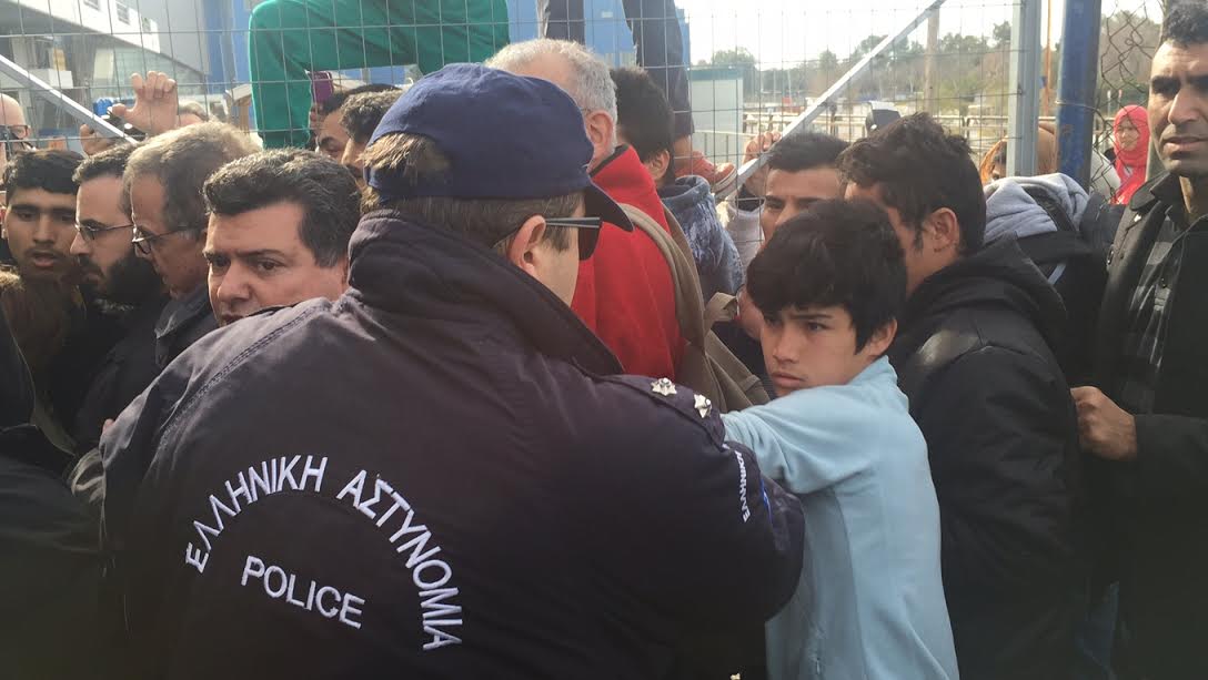 Σάλος στο Ελληνικό: Αστυνομικός αντάλλαξε γροθιές με παιδάκι σε πρώτο πλάνο (βίντεο)