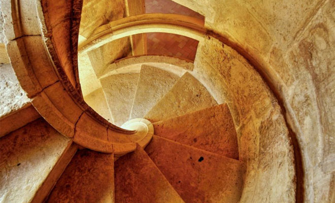 Εσείς Γνωρίζετε γιατί ΟΛΑ τα Παλιά Κάστρα έχουν Περιστρεφόμενες Σκάλες; Μόλις μάθετε τον λόγο που τις Κατασκεύαζαν έτσι, θα Πάθετε Πλάκα!