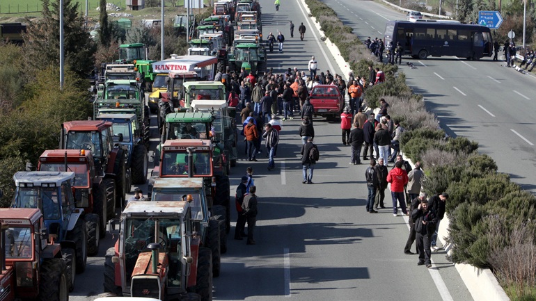 Πανελλαδική Επιτροπή Μπλόκων: Ενίσχυση των αγροτικών μπλόκων και συλλαλητήριο την Τρίτη