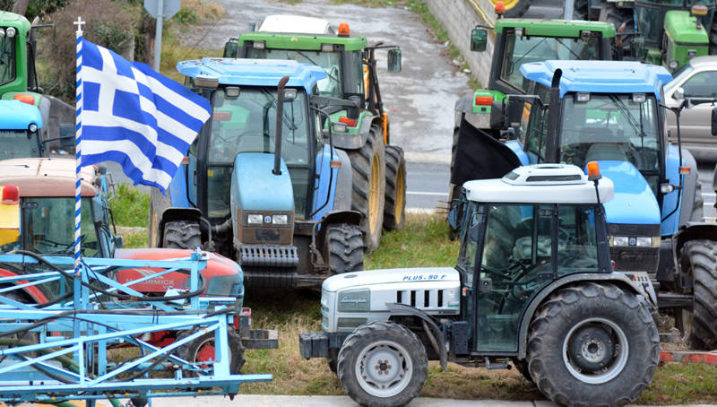 Αγρότες και κτηνοτρόφοι της Μακεδονίας έκλεισαν το τελωνείο Κρυσταλλοπηγής