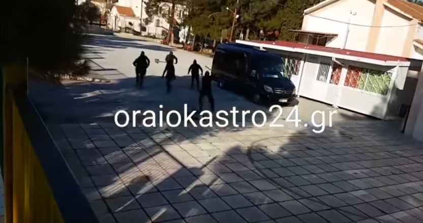 Άγριο ξύλο έξω από το σχολείο στο Ωραιόκαστρο: 6 αντιεξουσιαστές εναντίον ακροδεξιού (βίντεο)