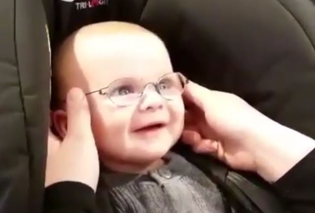 Η συγκινητική στιγμή που μωράκι φορά γυαλιά και βλέπει για πρώτη φορά καθαρά τη μαμά του!
