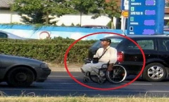 Βλέπετε τον ανάπηρο αλλοδαπό; Δείτε τι… θαύμα θα του συμβεί σε λίγο!