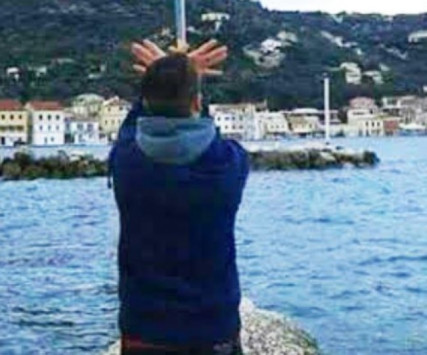 Παξοί: Απελάθηκε Αλβανός που σχημάτισε τον αετό της χώρας του κάτω από ελληνική σημαία (εικόνες)