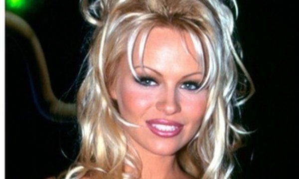 Αγνώριστη η Pamela Anderson (φωτό)