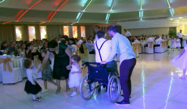Παράλυτος άντρας σηκώθηκε για να χορέψει με την αδελφή του στο γάμο της (βίντεο)