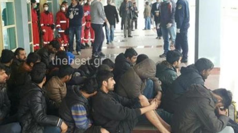 Δεν χωράνε οι μετανάστες που «ξέμειναν» στα κρατητήρια της Πάτρας, λένε οι αστυνομικοί