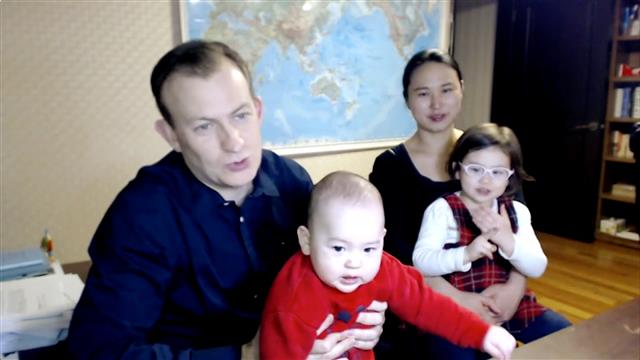 H οικογένεια του καθηγητή που μιλούσε στο BBC, στην πρώτη της εμφάνιση μετά το viral βίντεο