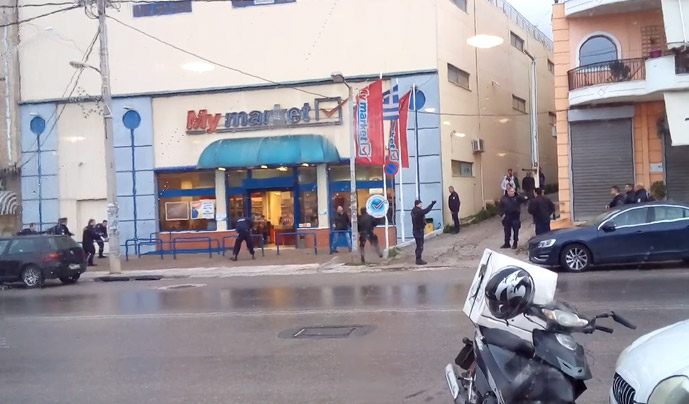 Βίντεο ντοκουμέντο: Το πιστολίδι των αστυνομικών με τον ληστή σε σούπερ μάρκετ στο Καματερό