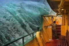 «Μάχη» σκάφους με τα κύματα στην Αυστραλία [Βίντεο]