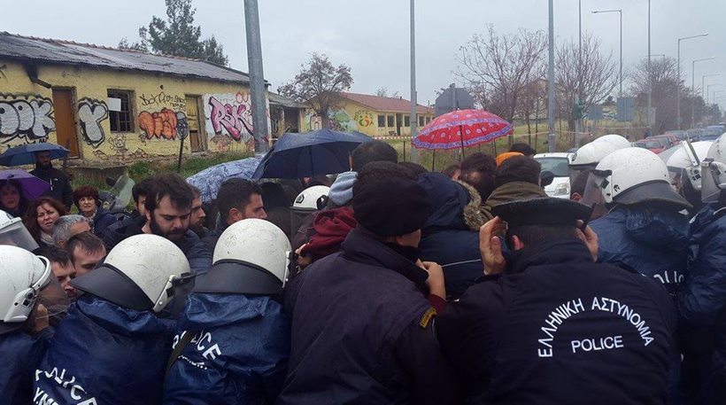 ΜΑΤ κατά Λαϊκών Επιτροπών Θεσσαλονίκης πριν την επίσκεψη Τσίπρα στο στρατόπεδο Παύλου Μελά