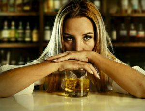 «Ο σύντροφός μου καταναλώνει καθημερινά πολύ αλκοόλ! Φοβάμαι μήπως γίνει αλκοολικός…» Ο ψυχολόγος του Youweekly.gr σας συμβουλεύει