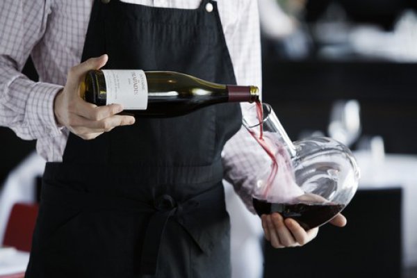 Τι πρέπει να γνωρίζουμε όταν παραγγέλνουμε κρασί στο τραπέζι ενος εστιατορίου;