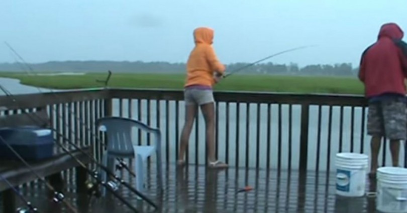 Απίστευτο: Δείτε τι έπαθε η κοπέλα την ώρα που ψάρευε (video)