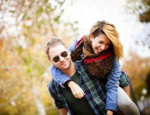 Δεν αντέχεις την ρουτίνα; 5 συμβουλές για να κρατήσεις αναμμένη την ερωτική σπίθα στη σχέση σου!