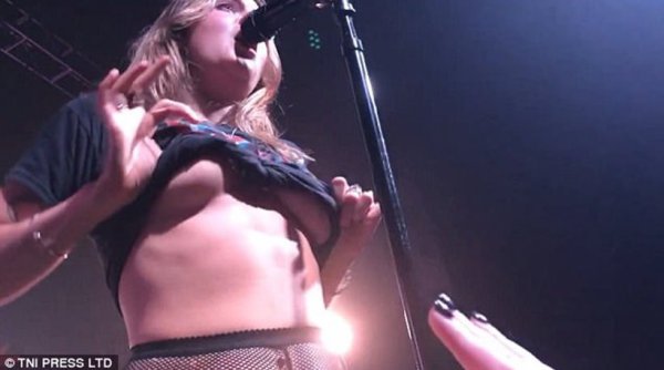 Τραγουδίστρια αποκάλυψε τα στήθη της on stage (φωτό)
