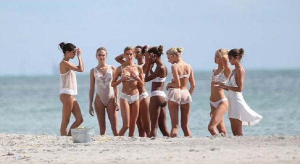 H Dream Team των μοντέλων με εσώρουχα στην παραλία