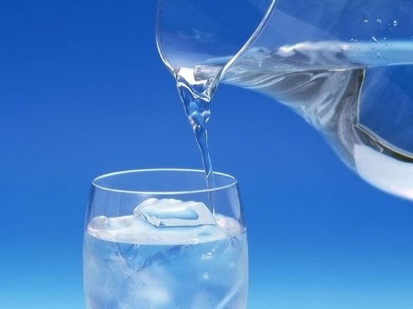Το »σημάδι» που μας δείχνει πόσο νερό πρέπει να πίνουμε