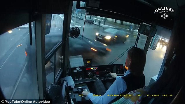 Εντυπωσιακή αντίδραση γυναίκας οδηγού τραμ που παρέσυρε αυτοκίνητο – Έγινε viral (βίντεο)