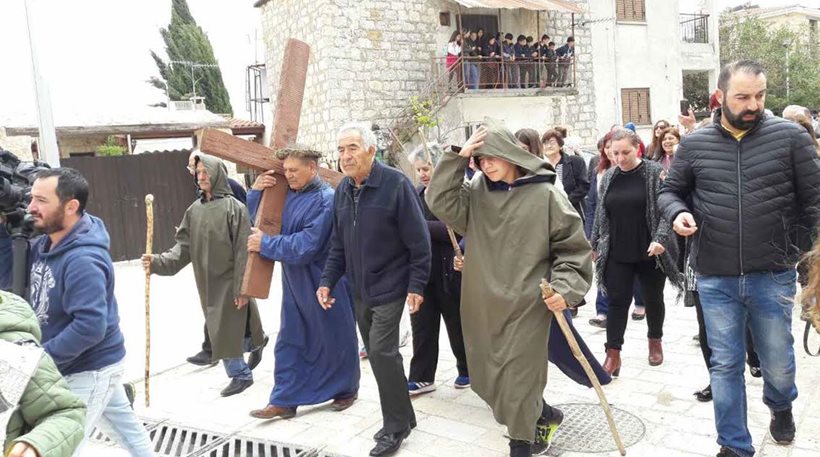 Κύπρος: Πορεία προς τον Γολγοθά με τον σταυρό στον ώμο του κοινοτάρχη