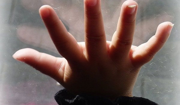 Φρίκη στο Βόλο: Παιδάκι 2,5 χρονών βρέθηκε μόνο του στο δρόμο