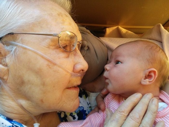 Η φωτογραφία μιας 92χρονης που συναντάει την δισέγγονή της είναι ότι πιο όμορφο θα δείτε σήμερα!