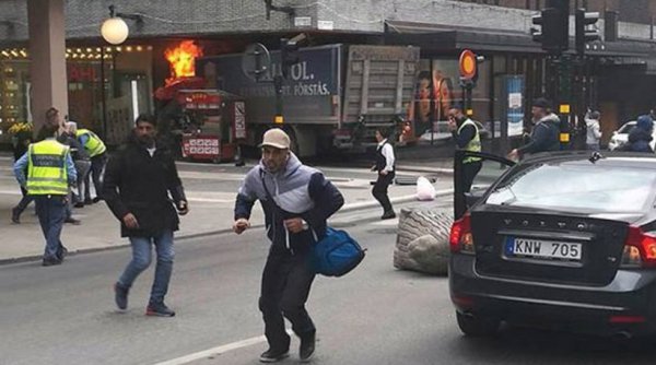 Φορτηγό έπεσε πάνω σε κόσμο στη Στοκχόλμη – Πληροφορίες για τρεις νεκρούς