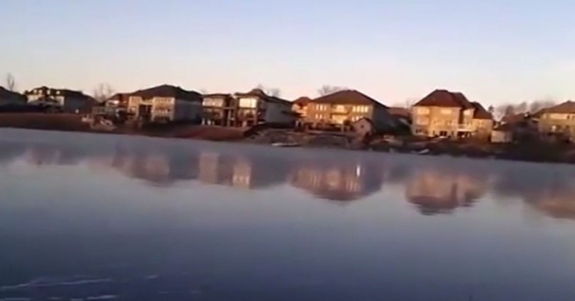Πετάει πέτρες σε παγωμένη λίμνη! Αυτό που θα ακούσετε, θα σας μαγέψει (Video)