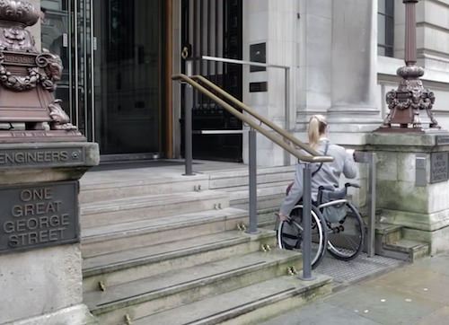 Η Γυναίκα στο Αναπηρικό Καροτσάκι δε μπορεί να ανεβεί τις Σκάλες. Προσέξτε όμως ΤΙ θα συμβεί μόλις ο Άντρας πατήσει το Κουμπί!