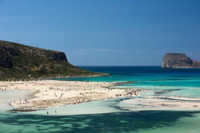 Κάπως έτσι μοιάζει ο Παράδεισος.. Η παραλία της Ελλάδας με τη ροζ άμμο, τα αμέτρητα κοχύλια και την εξωπραγματική ομορφιά
