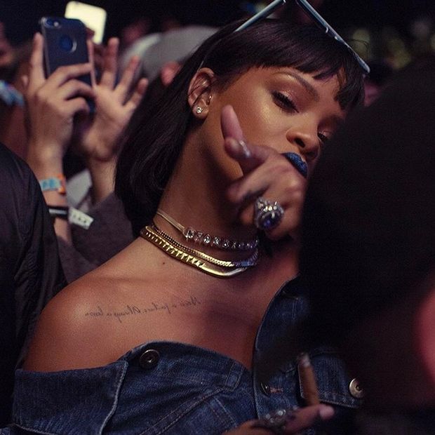 H Rihanna μόλις φόρεσε το πιο εκκεντρικό total denim σύνολο