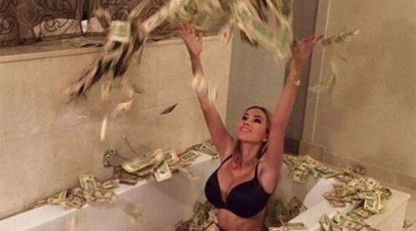 Τα «πλούσια παιδιά του Instagram» κάνουν μπάνιο με δολάρια (φωτό)