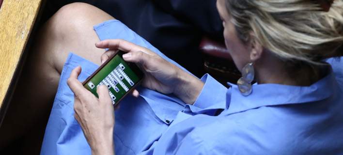 Βουλή: Πασιέτζα στο κινητό της έπαιζε η Άννα Καραμανλή [φωτο]