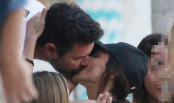 Ο έρωτας δεν κρύβεται: Το «καυτό» φιλί ζευγαριού της ελληνικής showbiz στην Μύκονο (φωτό)