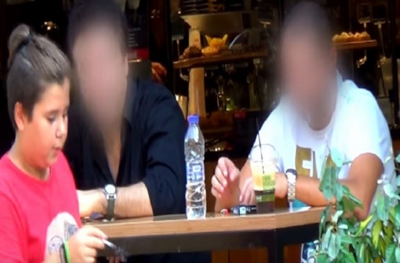Απίστευτο: Δείτε πώς αντιδρούν Έλληνες όταν 11χρονος τους ζητά φωτιά για το τσιγάρο του (βίντεο)