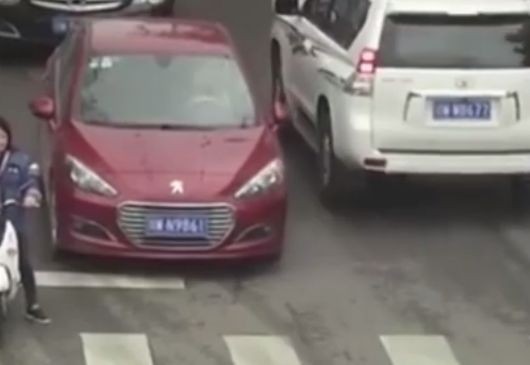 Βίντεο που κόβει την ανάσα. Δύο αυτοκίνητα περνούν πάνω από κοριτσάκι που προσπάθησε να περάσει τον δρόμο