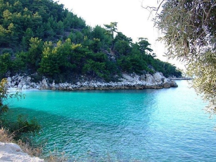 Ποια Καραϊβική… Αυτή η εξωτική παραλία με την ολόλευκη άμμο και τα μαργαριταρένια βότσαλα βρίσκεται στην Ελλάδα!