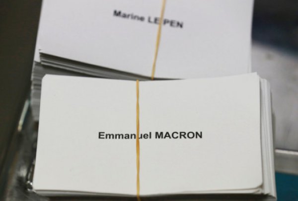 Γαλλία – Εκλογές: Αφόδευσε πάνω σε… Μακρόν και Λε Πεν! (ΦΩΤΟ)