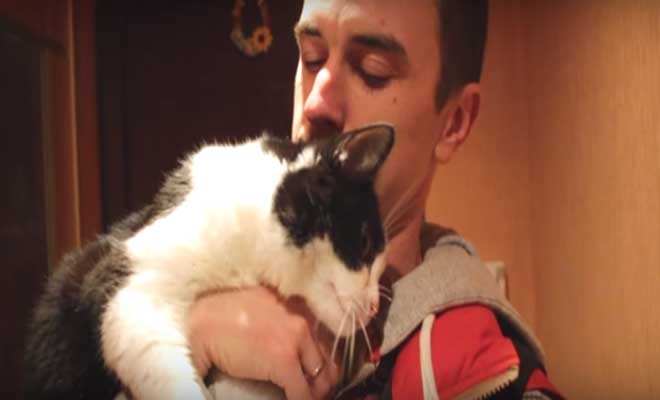 Δείτε πως υποδέχεται μια γάτα τον ιδιοκτήτη της μετά από τρεις εβδομάδες απουσίας [Βίντεο]