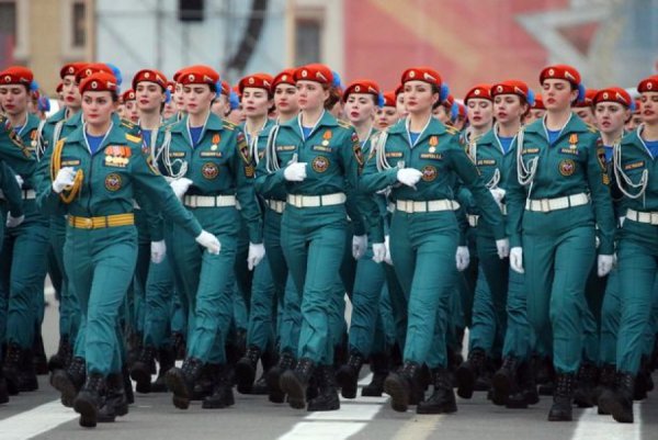 Σείστηκε η Κόκκινη Πλατεία από τις καλλονές στρατιωτίνες του Πούτιν
