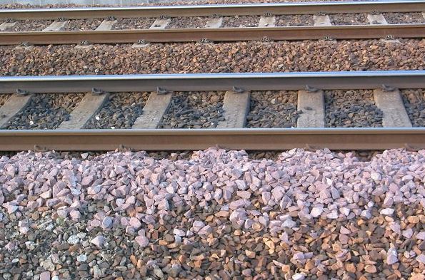 Έχετε αναρωτηθεί ποτέ γιατί υπάρχουν τόσοι τόνοι από χαλίκια ανάμεσα στις σιδηροδρομικές ράγες; Δεν πάει το μυαλό σας!
