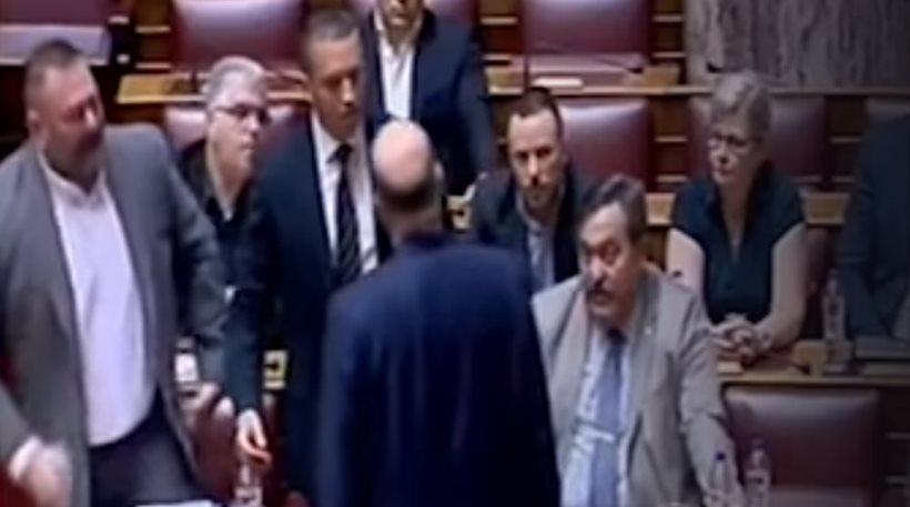 Ο σκηνοθέτης στο κανάλι της Βουλής παραδέχεται: Δεν έχει καταγραφεί η χειροδικία Κασιδιάρη
