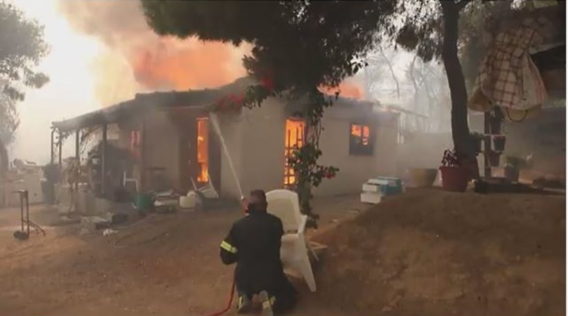 Συγκλονιστικό βίντεο: Σπίτι παραδόθηκε στις φλόγες στη φωτιά των Αγίων Θεοδώρων